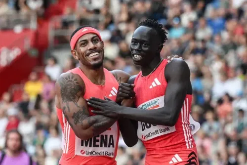 جوت جوت ورينييه مينا يحتفلان بعد سباق 200 متر، حيث حقق جوت رقماً قياسياً جديداً بزمن 20.02 ثانية في أوسترافا.