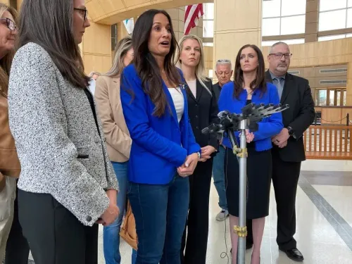 تصريحات عائلة الضحية أليكسا بارتيل في المحكمة بعد صدور حكم الإدانة، حيث يظهرون مشاعر مختلطة بين الحزن والعدالة.