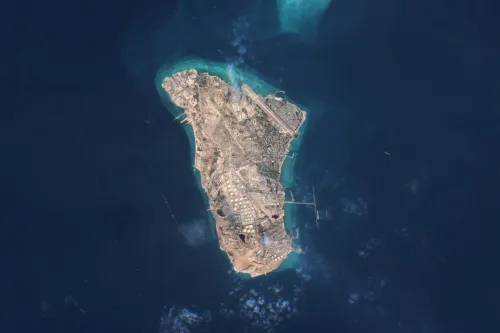جزيرة خارك الإيرانية في الخليج العربي، مركز تصدير النفط واستهداف ناقلات النفط في التصعيد الأمريكي الإيراني البحري.