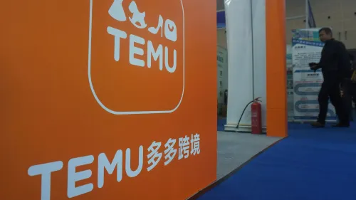 شعار منصة التجارة الإلكترونية "تيمو" باللون البرتقالي، مع وجود شخص يتجول في المعرض، مما يعكس المنافسة في سوق التجارة الإلكترونية الصينية.