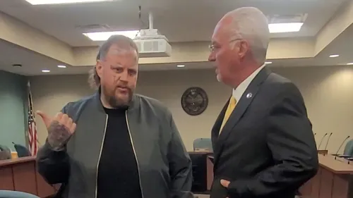 جيلي رول يتحدث مع مسؤول في جلسة استماع لمجلس الإفراج المشروط في تينيسي، حيث يسعى للحصول على العفو لمواصلة مسيرته الفنية.