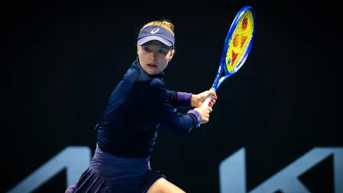 لاعبة التنس البريطانية هارييت دارت تستعد لضرب الكرة، مع التركيز على المنافسة في بطولة روان المفتوحة.