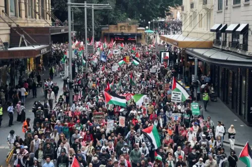 مظاهرة حاشدة في سيدني بأستراليا، حيث تجمع الآلاف للمطالبة بإنهاء الإبادة الجماعية في غزة وفرض عقوبات على إسرائيل.