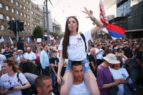محتجون في ساحة سلافيا ببلغراد، يقودهم طلاب يرتدون قمصاناً تحمل شعار "الطلاب ينتصرون"، مطالبين بإسقاط الحكومة وإجراء انتخابات مبكرة.