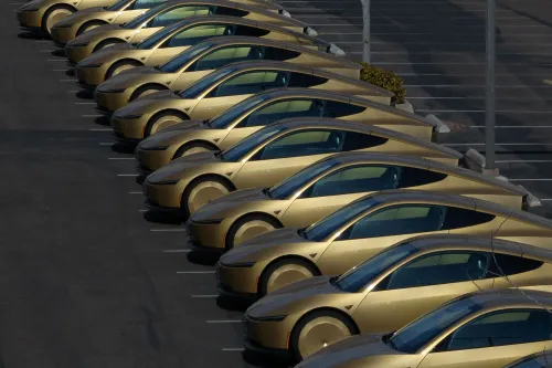 سيارات Tesla Model Y متوقفة في صف، تمهيداً لخدمة الروبوتاكسي Cybercab التي تطلقها الشركة في تحدي لWaymo في سوق القيادة الذاتية.