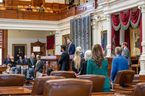 اجتماع لمجلس النواب في تكساس، حيث يتواجد أعضاء من الحزبين وسط مناقشات حول إعادة تقسيم الدوائر الانتخابية وتأثيرها على الانتخابات.