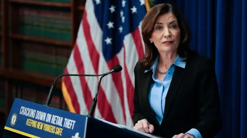 حاكمة نيويورك كاثي هوشول تتحدث في مؤتمر صحفي، مع العلم الأمريكي خلفها، حول قضايا الإجهاض والتسليم القانوني.