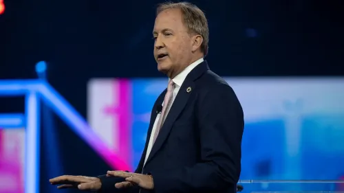 كين باكستون، المدعي العام في تكساس، يتحدث في مؤتمر، مع التركيز على قضايا الإجهاض غير القانوني في الولاية.