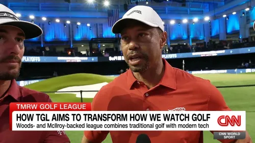 تايجر وودز يتحدث خلال فعالية TGL للجولف، مع خلفية ملعب حديث. الحدث يدمج التكنولوجيا مع رياضة الجولف التقليدية.
