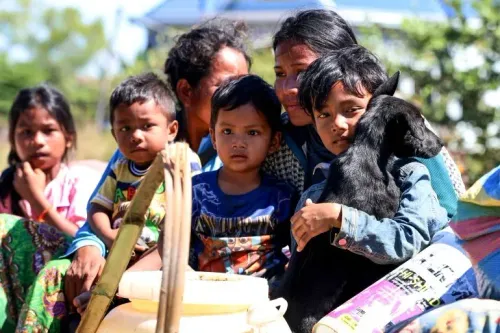 عائلات نازحة في تايلاند وكمبوديا، تجلس مع أطفالها وحيواناتها الأليفة، تعكس معاناة المدنيين جراء النزاع المستمر.