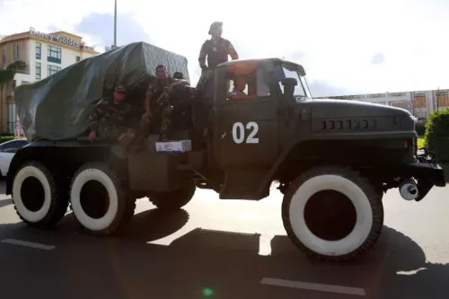 عربة عسكرية تحمل جنودًا تايلانديين، تتواجد على الحدود مع كمبوديا، في سياق التوترات العسكرية بين البلدين.