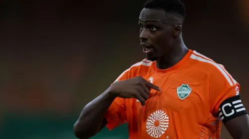 لاعب كرة قدم من الأهلي السعودي يرتدي شارة القيادة ويعبّر بحماس خلال مباراة كأس العالم للأندية ضد ماميلودي صنداونز.