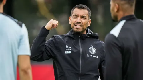 جيوفاني فان برونكهورست مدرب فريق فاينورد الهولندي خلال تدريب استعداداً لمواجهة برشلونة في دوري أبطال أوروبا.