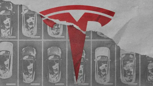 شعار شركة تسلا باللون الأحمر مع خلفية رمادية تُظهر سيارات كهربائية، مما يعكس تأثير مبيعات الائتمان التنظيمي على مستقبل الشركة.