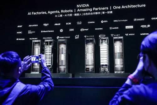 عرض لمعدات الذكاء الاصطناعي من شركة إنفيديا، مع شخصين يلتقطان صورًا. تُظهر الصورة مراكز البيانات والرقائق المستخدمة في الذكاء الاصطناعي.