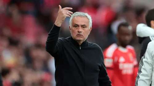 جوزيه مورينيو يوجه إشارة بيده أثناء مباراة، مع تركيزه على تعزيز صفوف ريال مدريد بلاعب الوسط رودري.