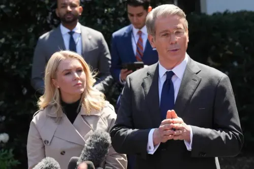 تصريح صحفي في البيت الأبيض يتضمن مسؤولين يتحدثون عن تأثير سوق السندات على السياسات الاقتصادية، وسط توتر الأسواق العالمية.