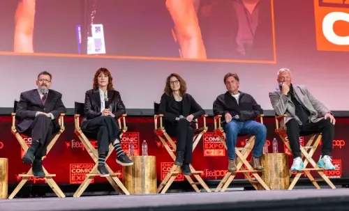 اجتماع عاطفي لفريق عمل فيلم "نادي الإفطار" في معرض شيكاغو، حيث يتحدث النجوم عن ذكرياتهم وتجاربهم مع الفيلم.