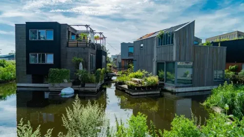 منازل عائمة مبتكرة في حي شونشيب بالقرب من أمستردام، مصممة للتكيف مع ارتفاع منسوب مياه البحر وتحديات المناخ.