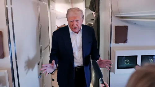ترامب يتحدث للصحافيين داخل الطائرة الرئاسية "إير فورس وان"، معبرًا عن توقعاته بشأن صفقات تجارية وشيكة مع دول متعددة.