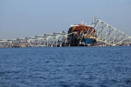 جسر فرانسيس سكوت كي في بالتيمور منهار جزئيًا بسبب اصطدام سفينة شحن، مما أدى إلى تأخير إعادة البناء وتكاليف مرتفعة.