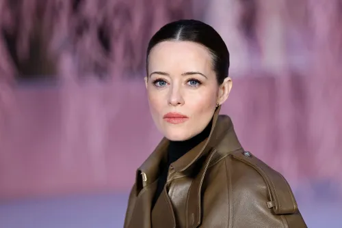 كلير فوي تتحدث عن تجربتها مع الطفيليات وتغييرات نظامها الغذائي، مرتدية معطفًا بنيًا، في حدث عام.