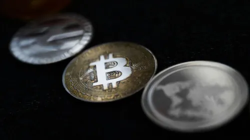 عملات رقمية متنوعة، بما في ذلك بيتكوين، موضوعة على سطح داكن، تعكس التغيرات في صناعة العملات الرقمية والدعم الحكومي المتزايد.