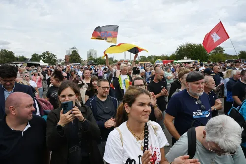 حشد من مؤيدي حزب AfD في مقاطعة ساكسونيا أنهالت بألمانيا يرفعون أعلام الحزب وأعلام ألمانيا خلال تجمع سياسي بعد فوز الحزب الكبير في الانتخابات المحلية.
