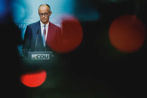 المستشار الألماني فريدريش ميرز يظهر على منصة حزب الاتحاد الديمقراطي المسيحي CDU عقب خسارة الحزب الكبيرة في انتخابات Saxony-Anhalt المحلية.