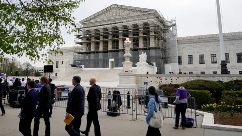 مبنى المحكمة العليا الأمريكية مع أعمال ترميم، وزوار يتجولون في الخارج، مما يعكس الأجواء القانونية المحيطة بقضية مارتن.