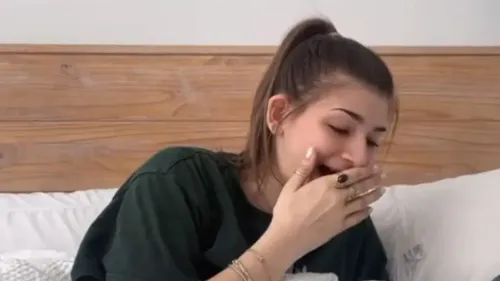 سيدني روبنسون، شخصية رئيسية في سلسلة "الدردشة الجماعية" على تيك توك، تعبر عن مشاعرها بوضوح أثناء مشاهدة محادثة درامية.