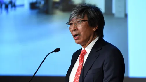 باتريك سون شيونغ، الرئيس التنفيذي لصحيفة لوس أنجلوس تايمز، يتحدث خلال مؤتمر، مع خلفية ضبابية تظهر الحضور.