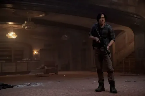 جيسي، الشخصية الرئيسية في "The Last of Us"، يقف في مسرح مظلم ممسكًا بسلاحه، محاطًا بأجواء مشحونة بالتوتر.