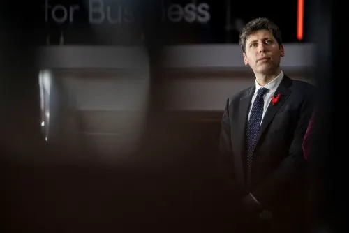 صورة لسام ألتمان، الرئيس التنفيذي لشركة OpenAI، وهو يرتدي بدلة رسمية ويبدو في حالة تفكير عميق خلال حدث متعلق بالذكاء الاصطناعي.