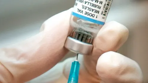 حقنة تُستخدم لتطعيم الأطفال ضد الحصبة، مع التركيز على أهمية اللقاحات في مواجهة الأمراض القابلة للوقاية.