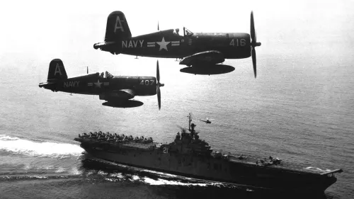 طائرتان مقاتلتان F4U Corsair تحلقان فوق حاملة طائرات أمريكية في البحر خلال الحرب الكورية، تعكس دور الطائرة الحربي التاريخي.