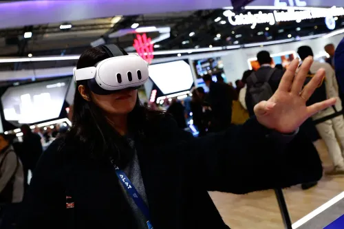 امرأة ترتدي نظارات الواقع الافتراضي، تتفاعل مع بيئة افتراضية في معرض تكنولوجي، مما يعكس توجه ميتا نحو الميتافيرس.