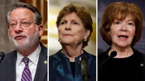 السيناتور غاري بيترز ومجموعة من زملائه الديمقراطيين يتحدثون عن تحديات السياسة في واشنطن وتراجع الوسطية في مجلس الشيوخ.