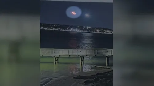 صورة تظهر ضوءًا ساطعًا وثقوبًا متداخلة فوق نهر بوتوماك في المساء، مع انعكاسات على الماء، تشير إلى حادث طيران مأساوي.