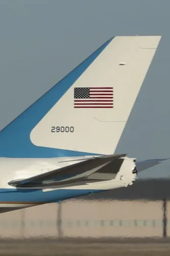 ذيل طائرة Air Force One الأمريكية القديمة تحمل العلم الأمريكي ورقم 29000، في ظل تساؤلات حول تحديثات الطائرة الرئاسية الجديدة.