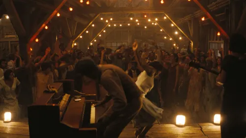 مشهد من فيلم "المذنبون" يظهر حفلًا نابضًا بالحياة، حيث يرقص الحضور وسط أضواء دافئة، مع التركيز على الأداء الموسيقي في الخلفية.