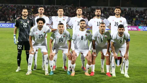 لاعبو المنتخب الفلسطيني لكرة القدم يرتدون الزي الرسمي ويصطفون في ملعب قبل مباراة دولية، مع التركيز على تحديات كرة القدم الفلسطينية ونداءات الإصلاح في FIFA.