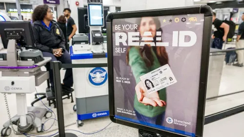 ملصق يروج لبطاقة الهوية الحقيقية (REAL ID) في مطار أمريكي، مع موعد نهائي للتقديم بحلول 7 مايو 2025.