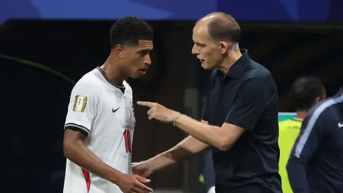 توماس توخيل يوجه تعليمات بحزم لجود بيلينغهام خلال مباراة في نصف نهائي كأس العالم، مع توتر مهني واضح بينهما.
