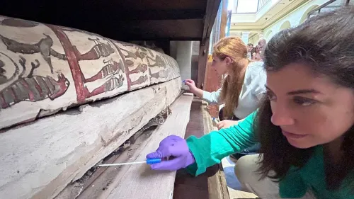 باحثتان تدرسان المومياوات المصرية في المتحف المصري، مع التركيز على تحليل الروائح المحفوظة من التحنيط.