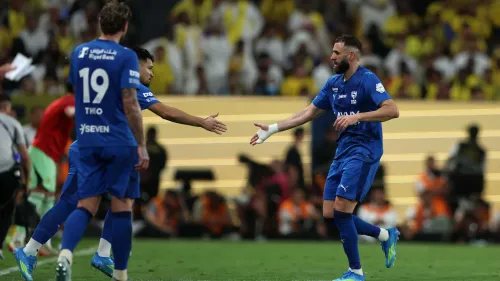 لاعبو الهلال السعودي يرتدون الزي الأزرق خلال مباراة في الدوري السعودي، مع حضور جماهيري خلفهم، في سياق تعزيز الفريق بصفقات انتقالات كبرى.