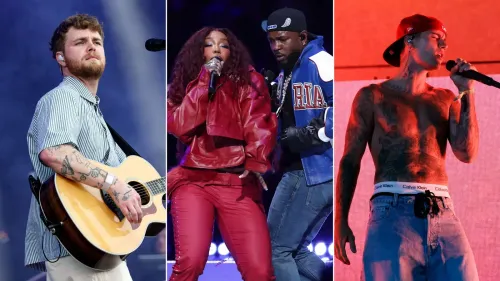 ثلاثة فناني بوب يؤدون على المسرح: مغني يحمل غيتار، مغنية ترتدي ملابس حمراء مع راقص، ومغني آخر يرتدي قبعة حمراء.