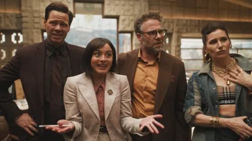 مجموعة من الممثلين في مشهد من مسلسل "ذا ستوديو" أثناء حفل توزيع جوائز إيمي 2025، حيث حقق المسلسل انتصارات تاريخية.