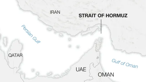 مضيق هرمز، الفاصل بين إيران وعُمان، يتميز بتنوعه البيئي واحتوائه على الشعاب المرجانية والدلافين، وسط تهديدات التلوث النفطي.