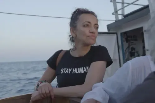 هويدا عرّاف، ناشطة في حركة كسر الحصار البحري على غزة، ترتدي قميصًا مكتوبًا عليه "ابق إنسانيًا" أثناء تواجدها على متن السفينة حنظلة.